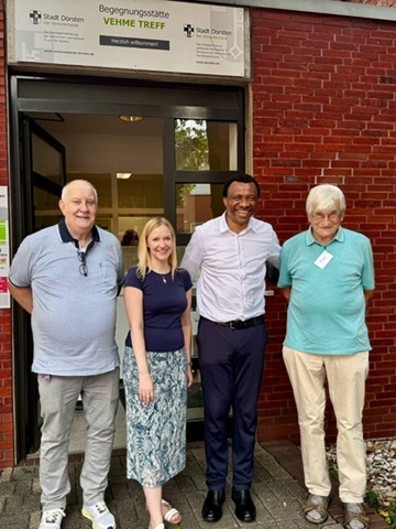 Anja Schäfer und Pastor Nonso Virginus Nwosu mit Mitgliedern des Seniorenbeirats vor dem Vehmetreff